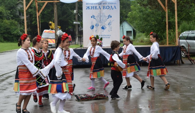 Георги Стоилов към участниците в младежкия фолклорен фестивал „Жива вода“: „Бъдете все така пъстри , вдъхновяващи и усмихнати!“