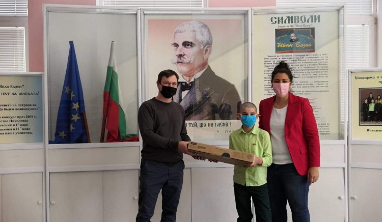 Народните представители от БСП подпомогнаха с лаптопи русенски ученици