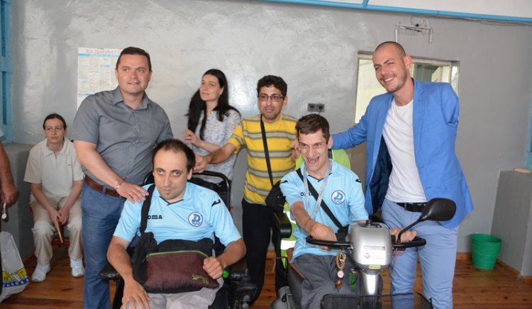 Пенчо Милков и Михаил Христов наградиха победителите в състезание по тенис на маса за хора с увреждания
