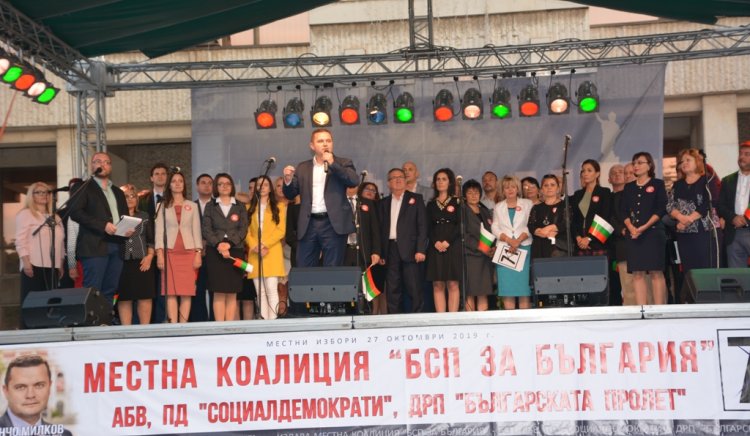 Кандидатът за кмет на Русе Пенчо Милков откри предизборната си кампания с концерт на рок група Б.Т.Р. 